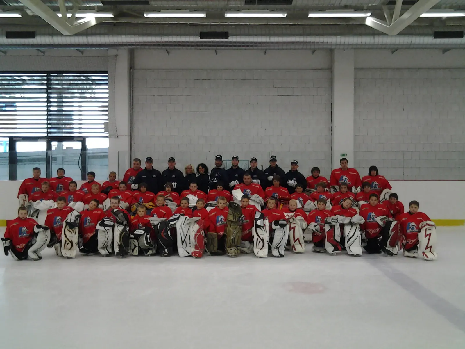 Společná fotografie brankářů na ledě v Jihlavě, 2013